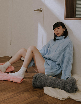 鬆軟澎鬆粗編麻花高領針織上衣