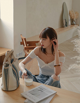 扭結細坑條露肩上衣