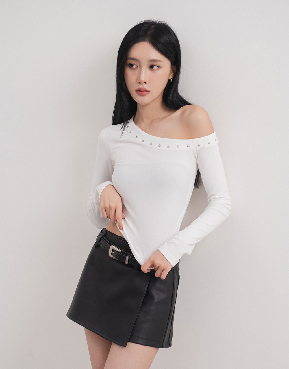 鉚釘斜肩長袖上衣