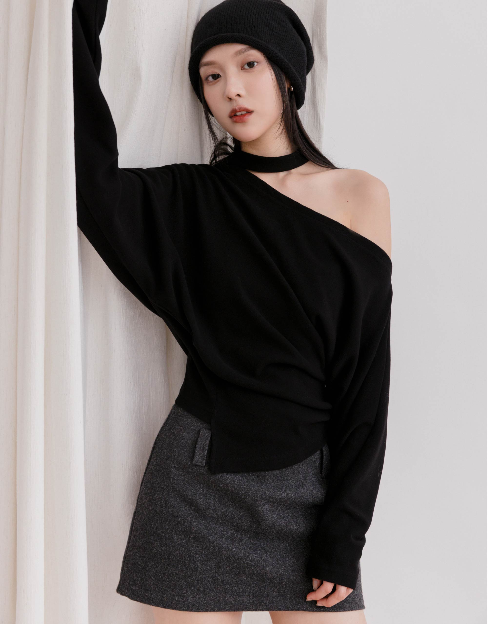 絨感繞脖斜肩不規則下擺上衣