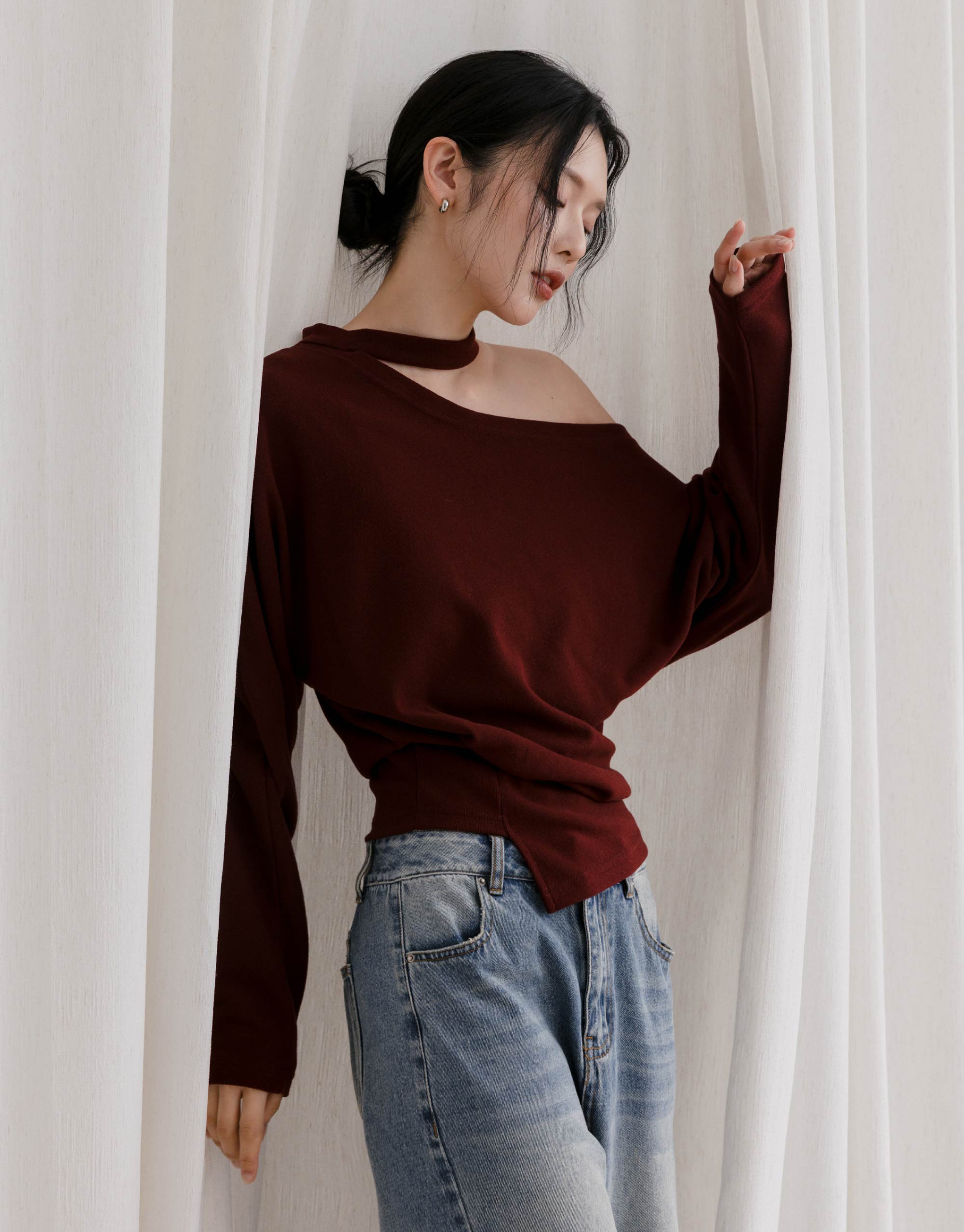 絨感繞脖斜肩不規則下擺上衣