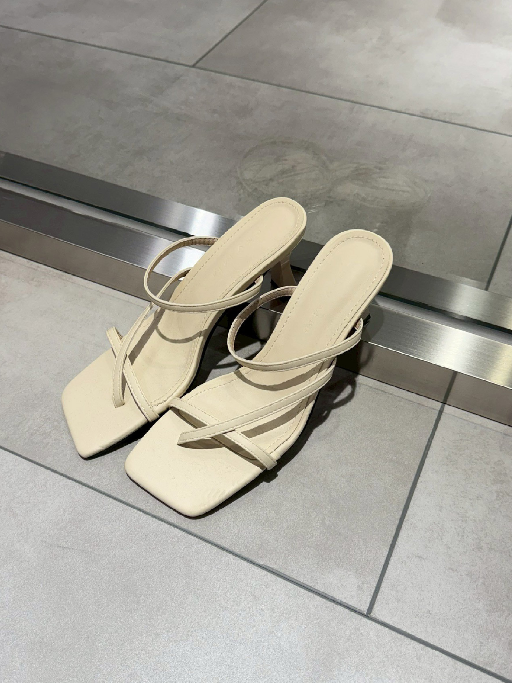 方頭一字帶高跟涼鞋