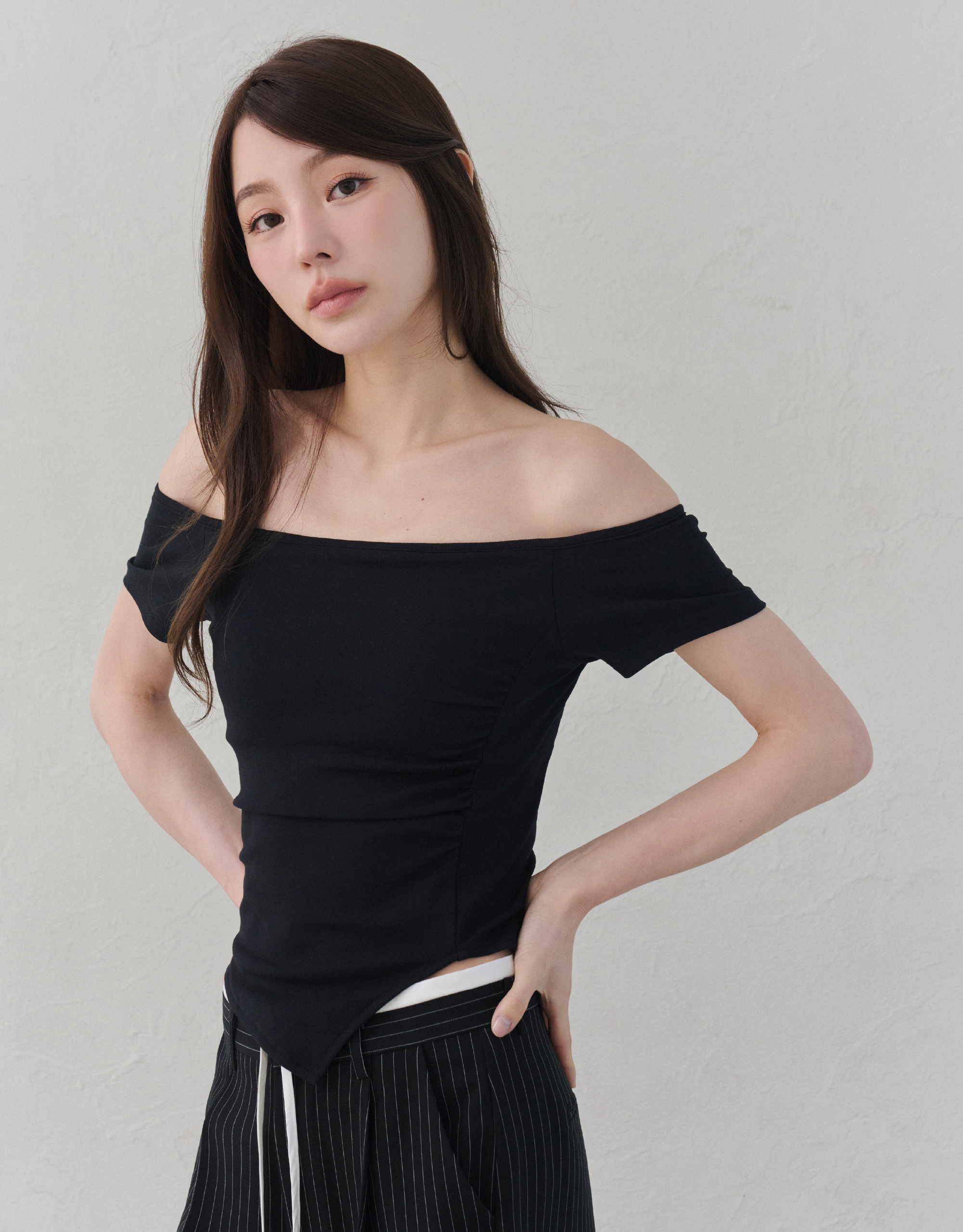 側抓皺一字領短袖上衣