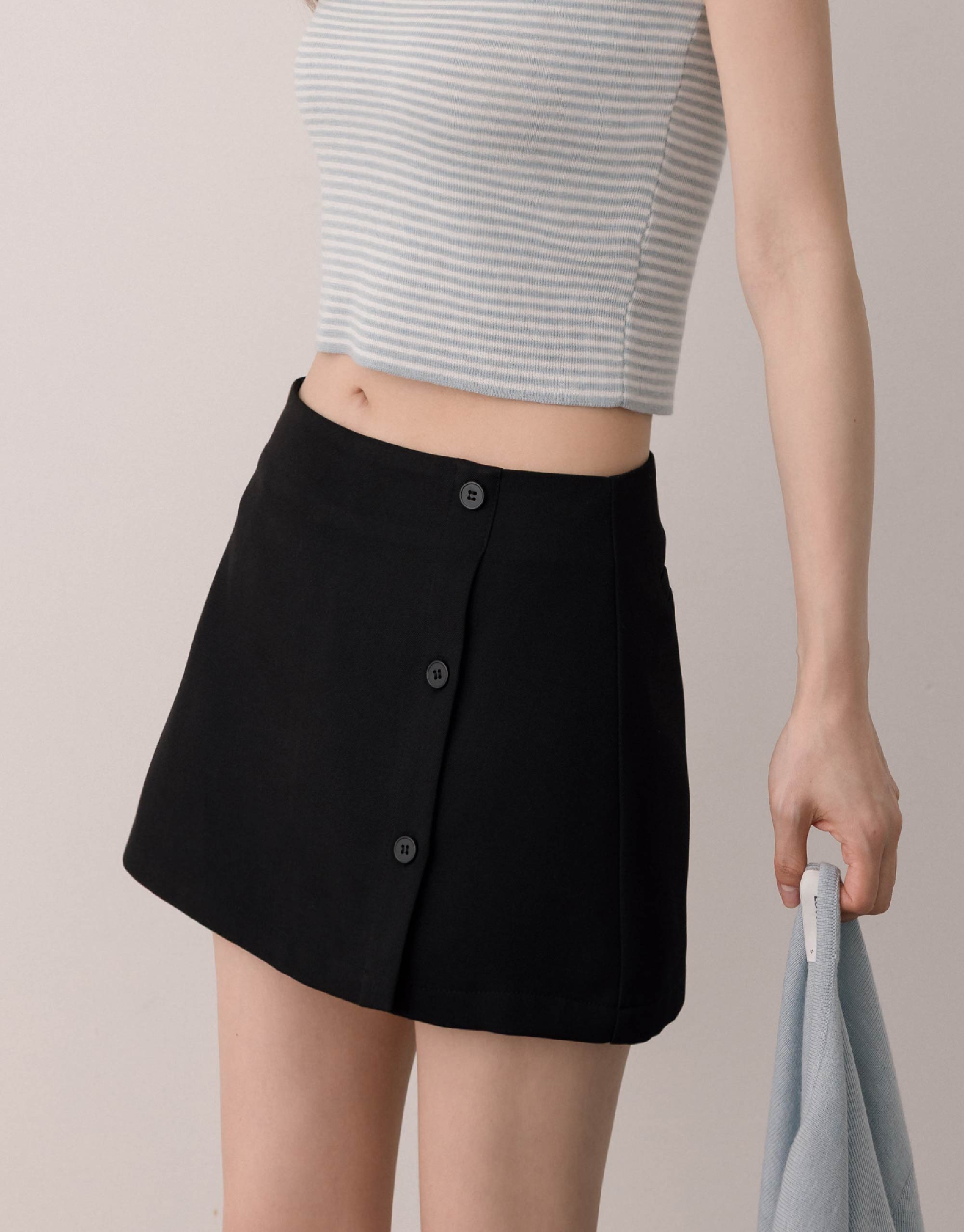 排釦造型短裙