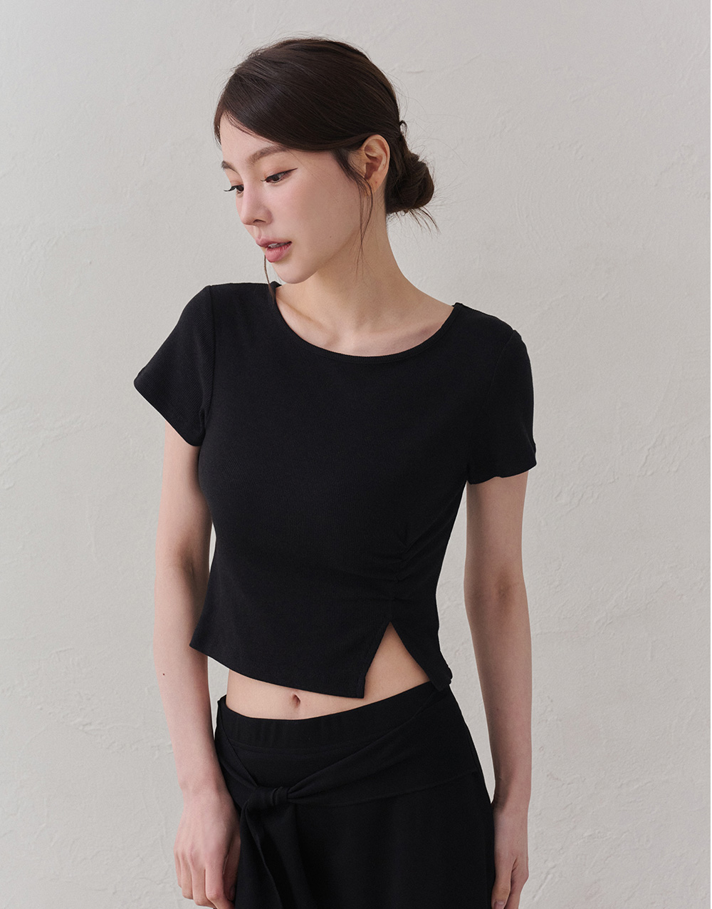 側抓皺開衩圓領短袖上衣