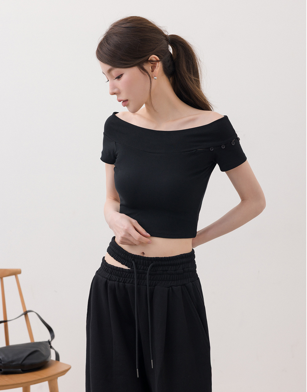 平口縷空造型不對稱上衣