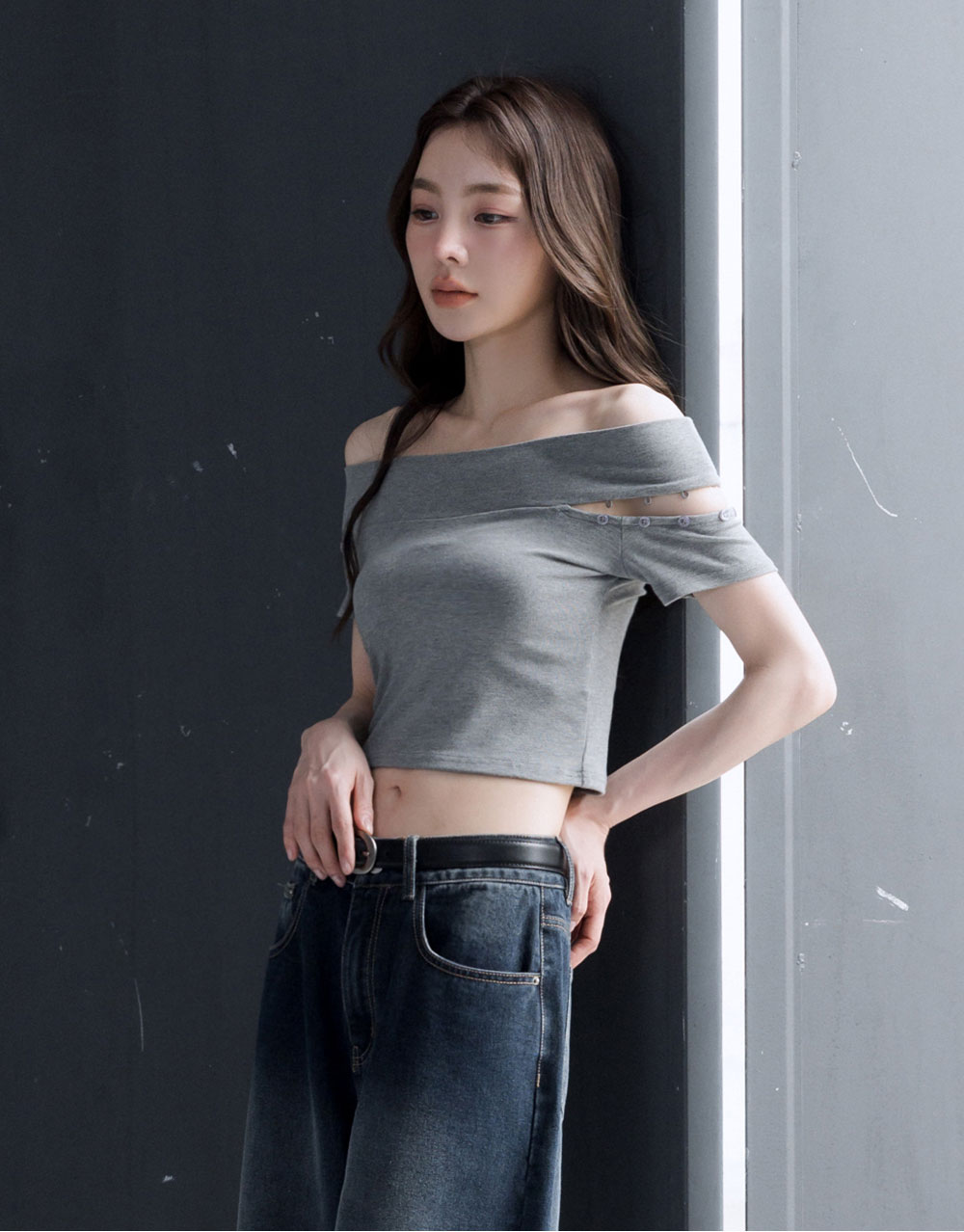 平口縷空造型不對稱上衣